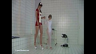 Bekleidete Und Nackte Weiber Tanzen In Einem Bdsm Fetisch Video