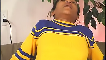 Ebony Cheerleaderin Gibt Blowjob In Hd