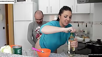 Sexe Chaud D'Un Couple Dans La Cuisine Avec De Gros Seins Et Des Fellations