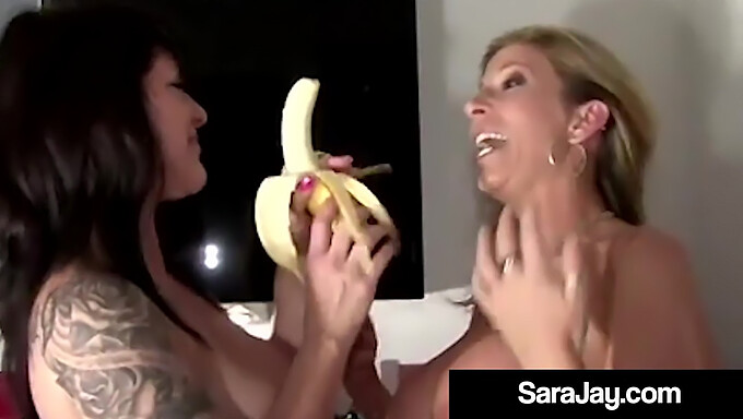 A Milf De Bunda Grande Sara Jay E Daisy Rock São Fodidas Com Força Nos Peitos E Na Bunda!