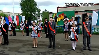 ロシアのティーン(18+)が学校のダンスポルノで曲線美を披露