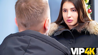 Hd-Video Av En Vakker Brunette Tenåring Som Tilfredsstiller En Samler